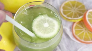 Masadaki taze limon suyunun üst görüntüsü 