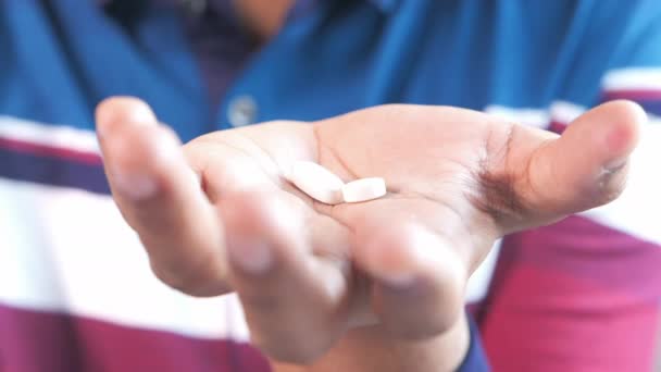 Close-up de homem mão segurando pílulas com espaço de cópia — Vídeo de Stock
