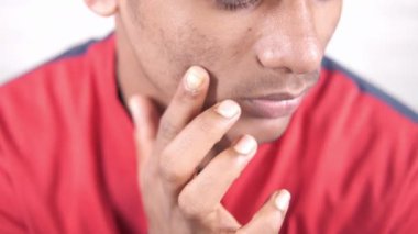 Beyaz tenli Asyalı genç adamın yüzünü kapatın. 