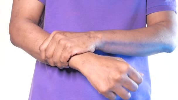 Άνθρωπος που υποφέρει από πόνο στο χέρι από κοντά — Αρχείο Βίντεο