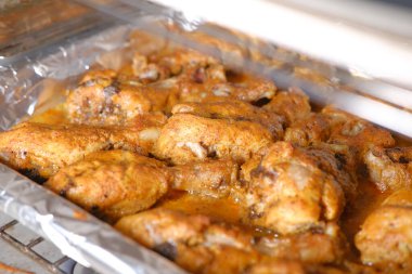 Mikrodalgada ızgara tavuk filetosu pişirmek. 