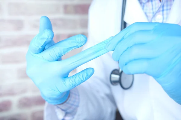 Άνθρωπος γιατρός απογειώνεται ιατρικά γάντια, κοντά — Φωτογραφία Αρχείου