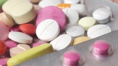 Pek çok renkli hap ve kapsülü kapat 