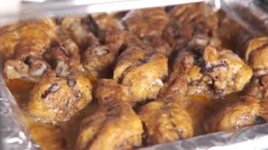 Mikrodalgada ızgara tavuk filetosu pişirmek. 