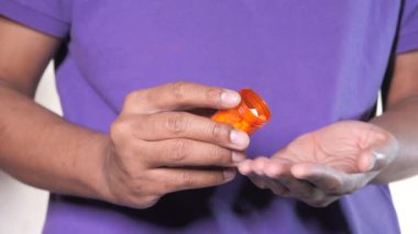 İlaç kutusundan dökülen ilaçlı adam eli. 