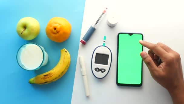 당뇨병 측정 도구와 스마트폰을 사용하는 사람들 — 비디오