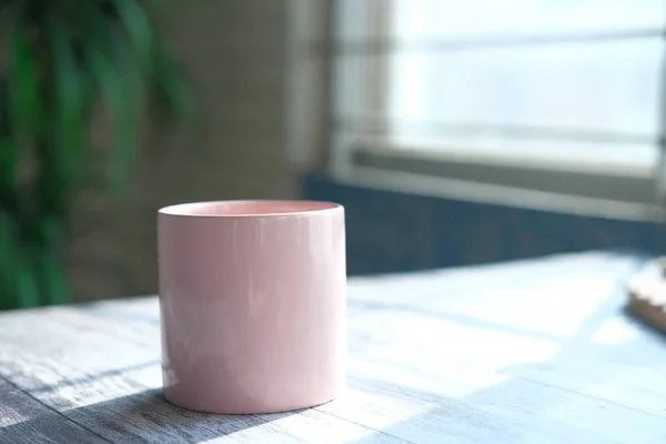 Κοντινό πλάνο του ροζ φλιτζάνι καφέ χρώμα στο τραπέζι — Φωτογραφία Αρχείου