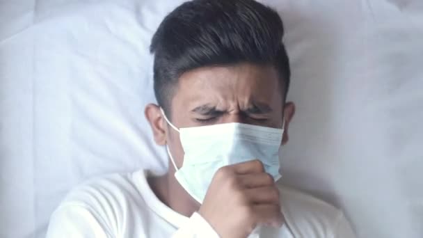 Vista superior de los hombres enfermos con mascarilla quirúrgica tos — Vídeos de Stock
