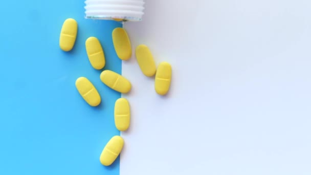 Zblízka mnoho vitamínů pilulky na bílém pozadí — Stock video