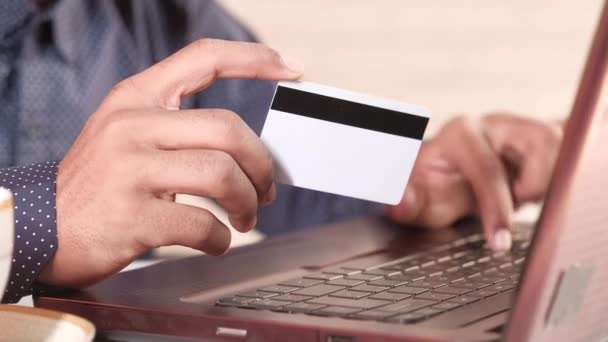 Hombre de las manos con tarjeta de crédito y el uso de ordenador portátil de compras en línea — Vídeo de stock