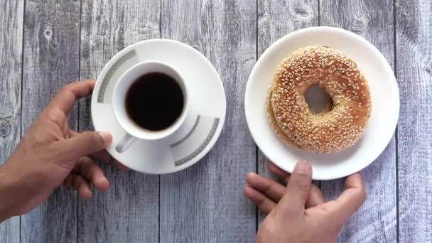 Pan de rosquilla fresco y taza de té en la mesa — Vídeos de Stock