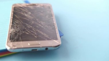 Renkli arkaplanda bozuk akıllı telefon 