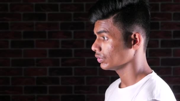 Mladý muž show tichý a zastavit povzdech izolované v černém — Stock video