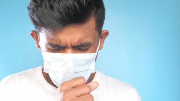 Jeune homme avec masque chirurgical toux et éternuements gros plan — Video