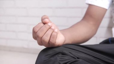 Nilüfer çiçeği pozisyonunda meditasyon yapan genç adam, yaklaşın.