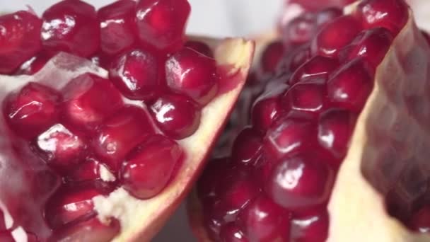 Шматочок насіння граната на столі крупним планом — стокове відео