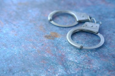 Siyah arkaplanda kelepçeyi kapat.