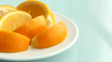 Bir kasede bir dilim portakal meyvesini yakın. 