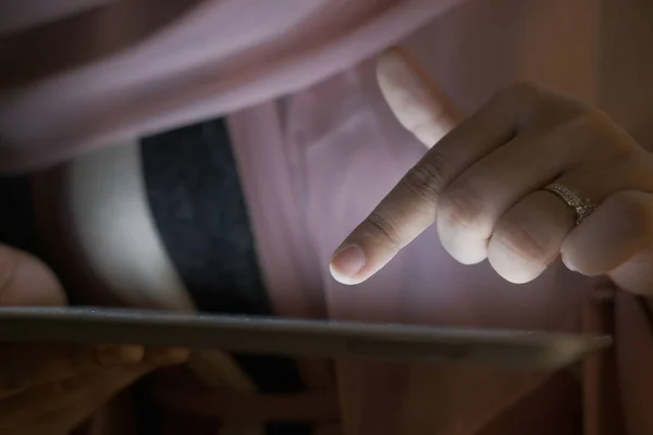 Junge Frauen arbeiten im Büro an digitalem Tablet — Stockfoto