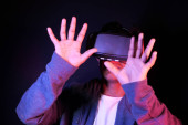  mladý muž ve sluchátkách virtuální reality, vr box.