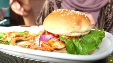 Biftek bir tabakta yakın mesafede. 