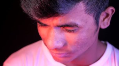 Siyah arka planda izole edilmiş üzgün bir adamın portresi 