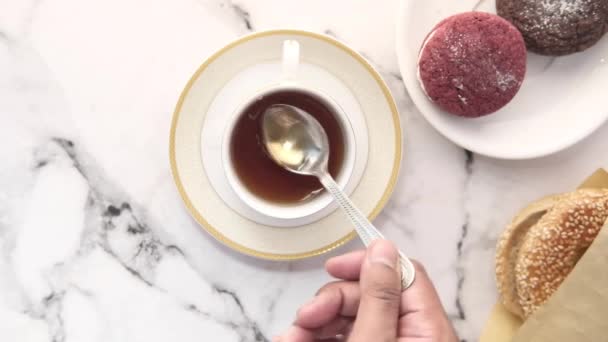 Persona mano revolviendo té verde con cuchara. — Vídeo de stock