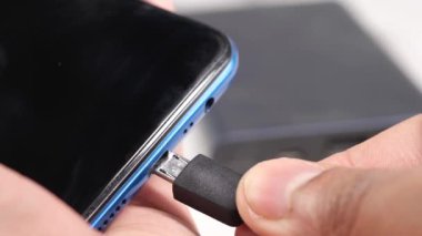 Power Bank üst görünümü ile akıllı telefon şarj 