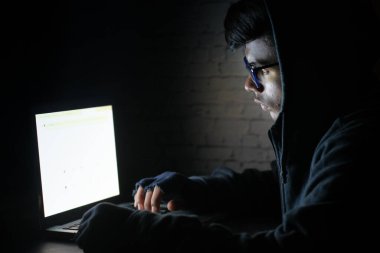 Bilgisayar korsanları dizüstü bilgisayardan veri çalıyor. 