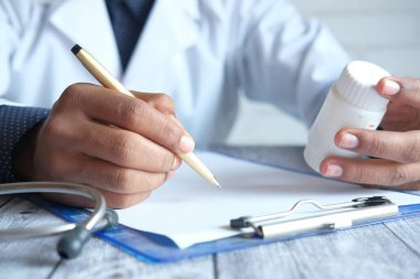 Doktor el yazısı reçetesi masamda. Kapatın..