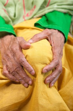 Dizlerinde eklem ağrısı olan son sınıf kadınlarına yaklaşın.