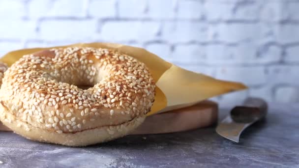 Pane fresco di bagel in una carta sul tavolo — Video Stock