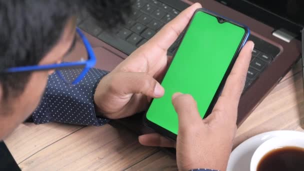 Вид сверху на человеческую руку с помощью смартфона и ввода на ноутбуке — стоковое видео