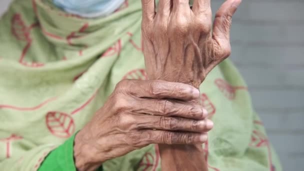 Yaşlı Asyalı kadın bilek ağrısı çekiyor. — Stok video