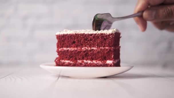 Червоний оксамитовий торт на тарілці — стокове відео