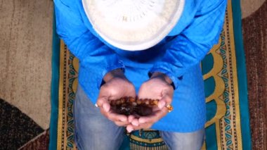 Ramazan 'da dua eden adamın üst görüntüsü. Kapat. 