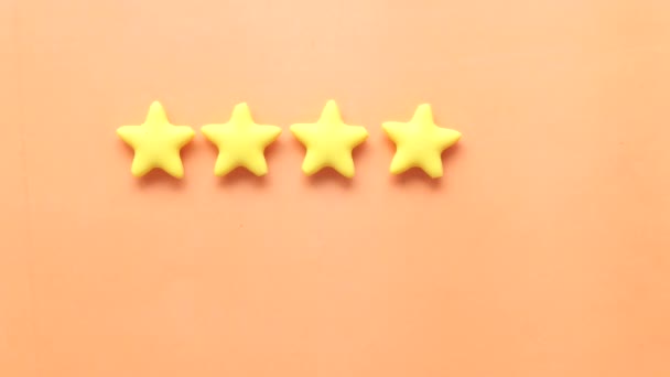 Kundenbewertungskonzept. Bewertung goldener Sterne auf orangefarbenem Hintergrund — Stockvideo
