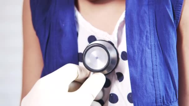 Arts met behulp van een stethoscoop controleren kind lichaam, close-up — Stockvideo