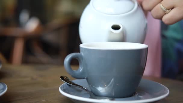 Het gieten van thee van een theeceremonie naar beneden — Stockvideo