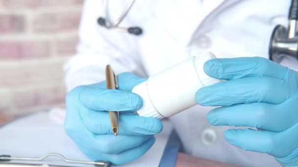 Γιατρός χέρι σε προστατευτικό γυάλινο περιέκτη χάπι εκμετάλλευση — Αρχείο Βίντεο