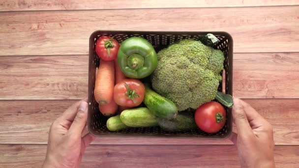 Ręka trzyma miskę świeżych warzyw z góry na dół — Wideo stockowe