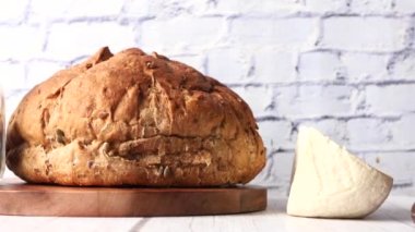 Peyniri, sütü, kahverengi ekmeği ve badem fıstığını masaya yakın..