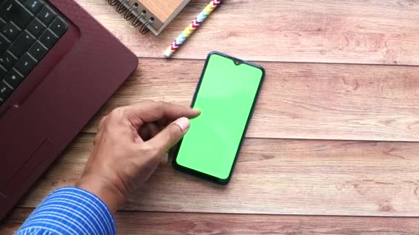 Верхний вид руки человека с помощью смартфона зеленый экран — стоковое видео