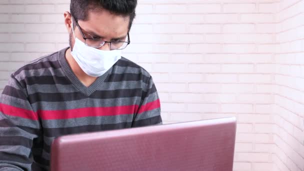 Homme d'affaires dans le masque de visage travaillant sur ordinateur portable — Video