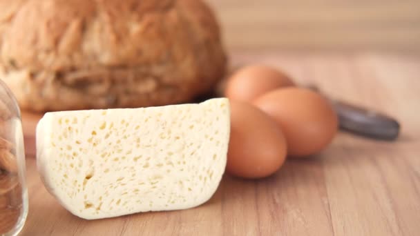 Νωπά γαλακτοκομικά προϊόντα, γάλα, τυρί, αυγά, ψωμί στο τραπέζι , — Αρχείο Βίντεο