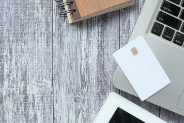 Bilgisayardaki kredi kartlarının beyaz arkaplandaki yüksek açılı görüntüsü 