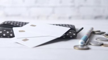 Tahta arka planda kredi kartları ve cüzdan