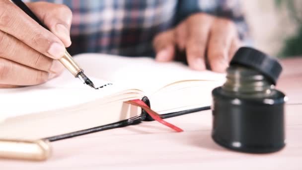 Close up de homem mão escrevendo uma carta com caneta-tinteiro — Vídeo de Stock