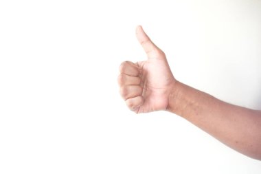 Adam eli beyaz duvarda baş parmağını gösteriyor. 