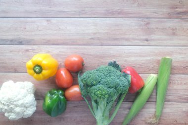 Taze sebzeli sağlıklı yiyecek seçimi. 